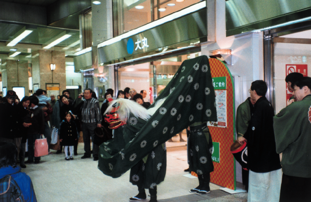 新年を祝う獅子舞が1階正面入口横に登場